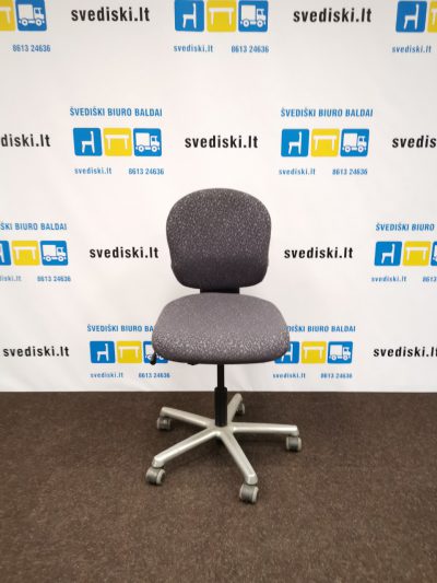 biuro baldai pilka spalva - darbuotojo kėdė svediski.lt, Stabilus biuro baldai, pakeliamas stalas, pakeliami stalai, darbo stalas, kampiniai darbo stalai, darbo kedes, lentynos spintos, komodos, konteineriai, zurnaliniai staliukai, spinteles, pakabinamos lentyneles, biuro komplektai, daiktadezes, biuro baldai namams, ofiso baldai, ofiso baldai verslui, konferenciju kedes, biuro lentynos, biuro spinteles, biuro spintos, baldai verslui, ergonomiskos kedes, ergonomiski stalai, ergonomiskas stalas, ergonomiska kede, ergonomiska spinta, ergonomiska spintele, stalciu blokai, spintos su stiklinemis durelemis, magnetines lentos, balta magnetine lenta, konferenciju stovai, vadovo biuro baldai, darbuotojų biuro baldai, Lankytojų kėdės, konferencines kedes, vilnius, kaunas, klaipeda, siauliai, panevezys, Efg, Martela, Edsbyn, Linak, Swedstyle, Horreds, Skandiform, Materia, Martinstoll, NC Nordic Care, Drabert, prabangus biuras, puikios, aukstos kokybės modernūs ergonomiški biuro baldai