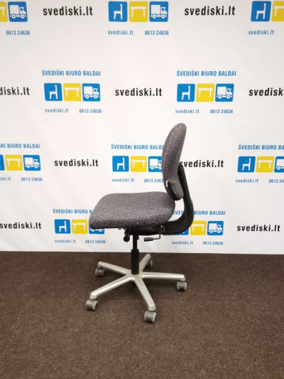 biuro baldai pilka spalva - darbuotojo kėdė svediski.lt, Stabilus biuro baldai, pakeliamas stalas, pakeliami stalai, darbo stalas, kampiniai darbo stalai, darbo kedes, lentynos spintos, komodos, konteineriai, zurnaliniai staliukai, spinteles, pakabinamos lentyneles, biuro komplektai, daiktadezes, biuro baldai namams, ofiso baldai, ofiso baldai verslui, konferenciju kedes, biuro lentynos, biuro spinteles, biuro spintos, baldai verslui, ergonomiskos kedes, ergonomiski stalai, ergonomiskas stalas, ergonomiska kede, ergonomiska spinta, ergonomiska spintele, stalciu blokai, spintos su stiklinemis durelemis, magnetines lentos, balta magnetine lenta, konferenciju stovai, vadovo biuro baldai, darbuotojų biuro baldai, Lankytojų kėdės, konferencines kedes, vilnius, kaunas, klaipeda, siauliai, panevezys, Efg, Martela, Edsbyn, Linak, Swedstyle, Horreds, Skandiform, Materia, Martinstoll, NC Nordic Care, Drabert, prabangus biuras, puikios, aukstos kokybės modernūs ergonomiški biuro baldai