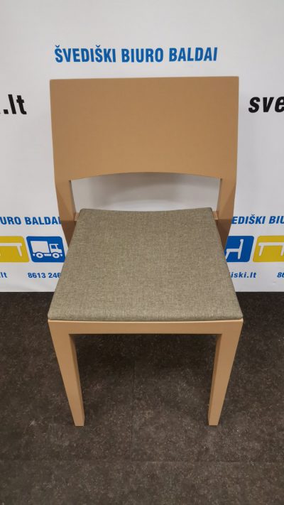 Švediški.lt Rudai Dažyta Uosinė Lankytojo Kėdė Su Pilku Audiniu, Švedija