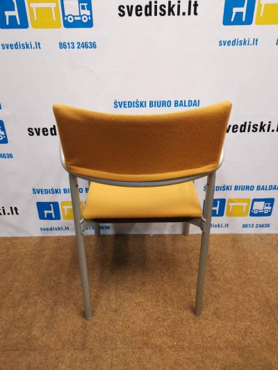 Oranžinė Lankytojo Kėdė Su Metaliniu Rėmu Ir Porankiais, Švedija