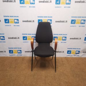 Juoda Konferencinė Kėdė Su Tamsinto Medžio Porankiais, Švedija
