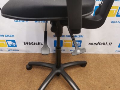 Hoganas Plus 381 Juoda Biuro Kėdė Su Reguliuojamais Porankiais, Švedija