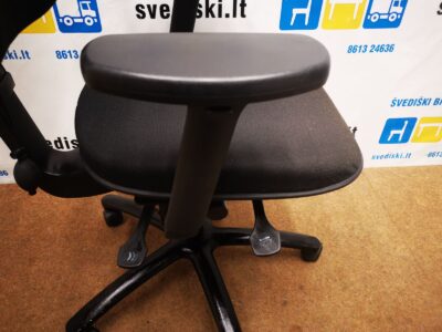 Hoganas Plus 361 Juoda Biuro Kėdė Su Reguliuojamais Porankiais, Švedija