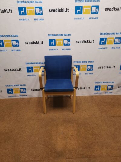Kinnarps Milton Mėlyno Audinio Kėdė Su Beržo Porankiais, Švedija