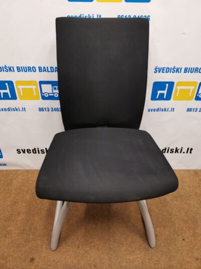 HAG H04 4470 Juoda Biuro Kėdė Su Pilkomis Metalinėmis Kojomis, Švedija