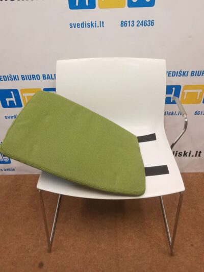ARPER Catifa 46 Balta Kėdė Su Žalia Sėdima Dalimi, Švedija
