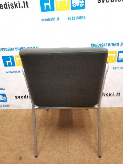 Skandiform Kėdė Su Tamsiai Pilku Audiniu Ir Porankiais, Švedija