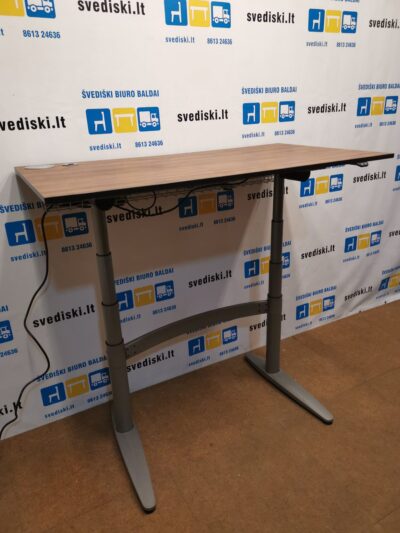 su įmontuojamu 220v elektros lizdu, 2 usb jungtimis, laidu nuvedimo dangteliu, loveliu laidams.