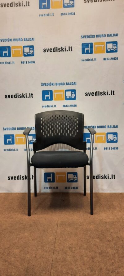 Juoda Lankytojo Kėdė Su Plastmasiniais Porankiais, Švedija