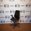 Ergonomiška Biuro Kėdė Su Juodu Audiniu Arba Eko Oda Ir Šviesiu Riešutmedžiu