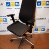Ergonomiška Biuro Kėdė Su Juodu Audiniu Arba Eko Oda Ir Šviesiu Riešutmedžiu