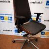 Ergonomiška Biuro Kėdė Su Juodu Audiniu Arba Eko Oda Ir Šviesiu Riešutmedžiu