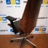 Ergonomiška Biuro Kėdė Su Juodu Audiniu Arba Eko Oda Ir Šviesiu Riešutmedžiu