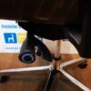 Ergonomiška Biuro Kėdė Su Juodu Audiniu Arba Eko Oda Ir Šviesiu Riešutmedžiu