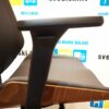 Ergonomiška Biuro Kėdė Su Juodu Audiniu Arba Eko Oda Ir Šviesiu Riešutmedžiu