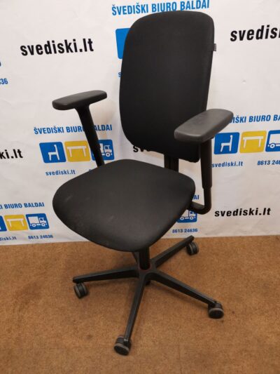 Savo Juoda Biuro Kėdė Su Porankiais, Švedija