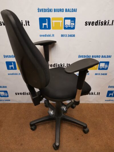 Juoda Biuro Kėdė Su Reguliuojamais Porankiais Ir Maža Žvaigžde, Švedija