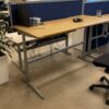 AHREND 500 Elektra Reguliuojamas Stalas Su Beržo Stalviršiu Ir Akustine Sienele, Švedija
