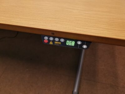 AHREND 500 Elektra Reguliuojamas Stalas Su Beržo Stalviršiu Ir Akustine Sienele, Švedija