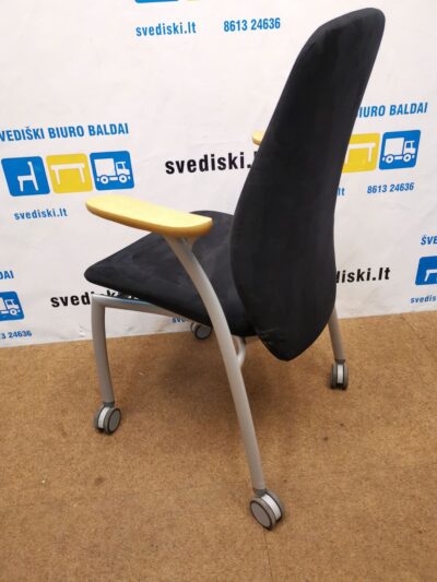 Kinnarps Plus 375 Kėdė Su Juodu Alkantaros Audiniu Ir Ąžuolo Porankiais, Švedija