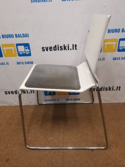 Design Fredrik Mattson 69 Balta Kėdė Su Pilku Audiniu, Švedija