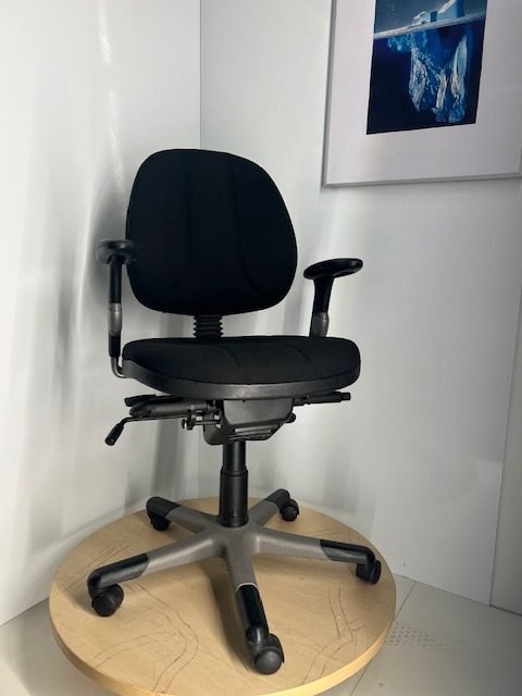 RH Logic 3 Juoda Biuro Kėdė Su 3D Porankiais, Švedija