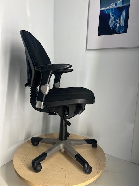 RH Logic 3 Juoda Biuro Kėdė Su 3D Porankiais, Švedija