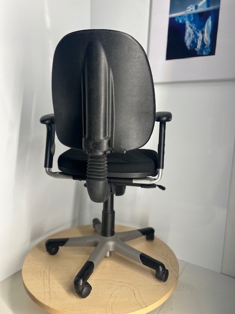 RH Logic 3 Juoda Biuro Kėdė Su 3D Porankiais, Švedija