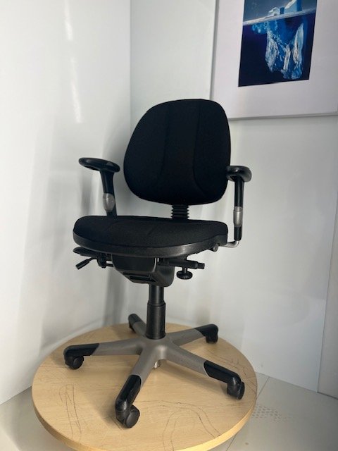 RH Logic 3 Juoda Biuro Kėdė Su 3D Porankiais, Švedija