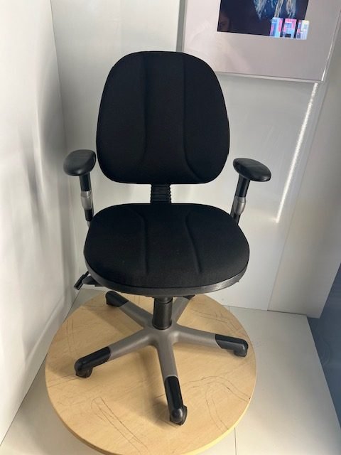 RH Logic 3 Juoda Biuro Kėdė Su 3D Porankiais, Švedija