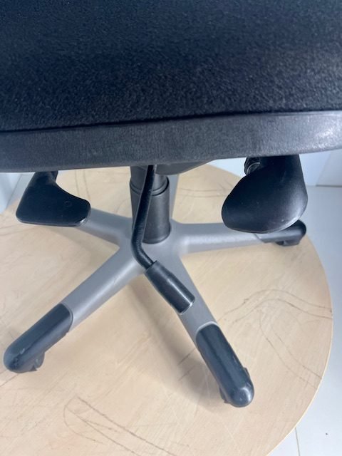 RH Logic 3 Juoda Biuro Kėdė Su 3D Porankiais, Švedija