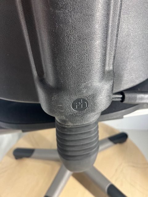 RH Logic 3 Juoda Biuro Kėdė Su 3D Porankiais, Švedija