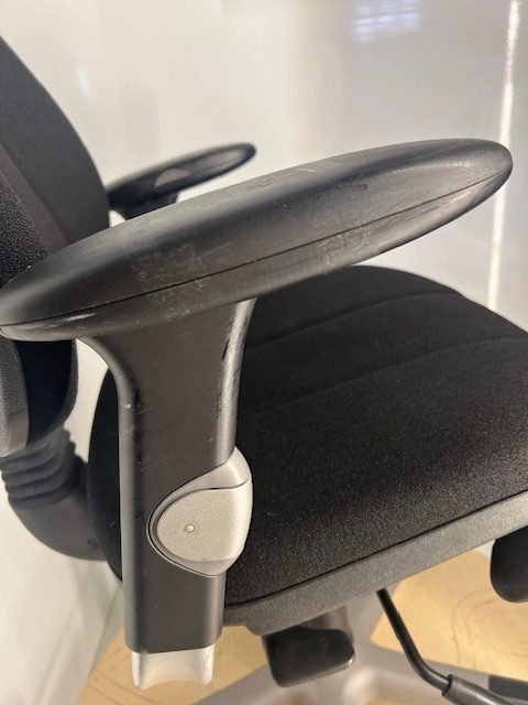 RH Logic 3 Juoda Biuro Kėdė Su 3D Porankiais, Švedija