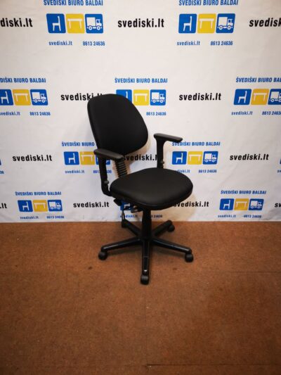 RH Logic 3 Juoda Biuro Kėdė Su Reguliuojamo Aukščio Porankiais, Švedija