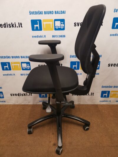 Hoganas Plus 361 Juoda Biuro Kėdė Su 5D Porankiais, Švedija