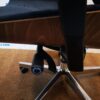 Ergonomiška Biuro Kėdė Su Juodu Magic Audiniu Ir Šviesiu Riešutmedžiu