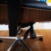 Ergonomiška Biuro Kėdė Su Juodu Magic Audiniu Ir Šviesiu Riešutmedžiu