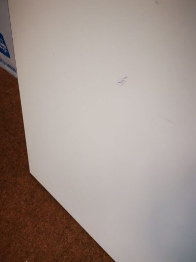 Baltas Stalviršis 130x62cm Su Juodu Kantu Ir Pažeidimu, Švedija