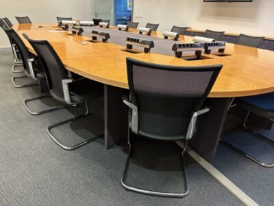 Karelijos Beržo Konferencinis Stalas 600cm Ilgio Su Kabelių Valdymu Ir Maitinimo Lizdais+16 Kėdžių, Švedija