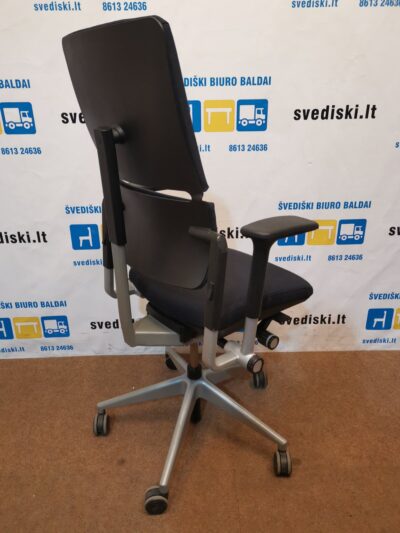 Steelcase Ligne 55 Juoda Biuro Kėdė Su 3D Porankiais Ir Pilku Rėmu, Švedija