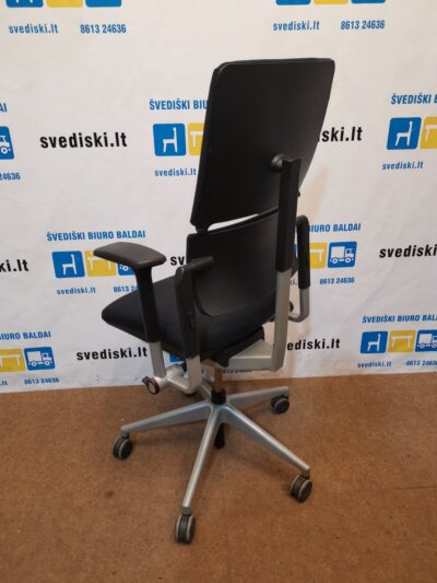 Steelcase Ligne 55 Juoda Biuro Kėdė Su 3D Porankiais Ir Pilku Rėmu, Švedija