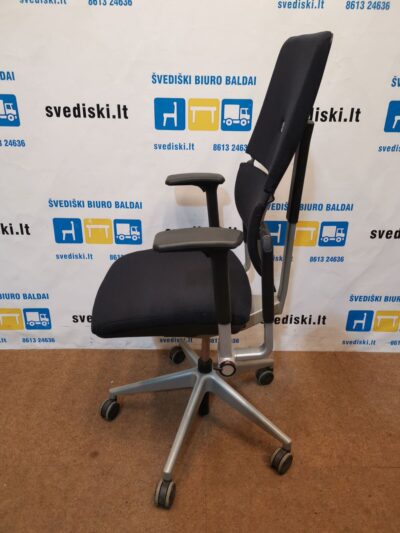 Steelcase Ligne 55 Juoda Biuro Kėdė Su 3D Porankiais Ir Pilku Rėmu, Švedija