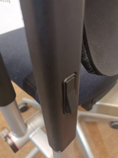Steelcase Ligne 55 Juoda Biuro Kėdė Su 3D Porankiais Ir Pilku Rėmu, Švedija