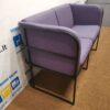 Violetinė Sofa Su Juodu Metaliniu Rėmu, Švedija