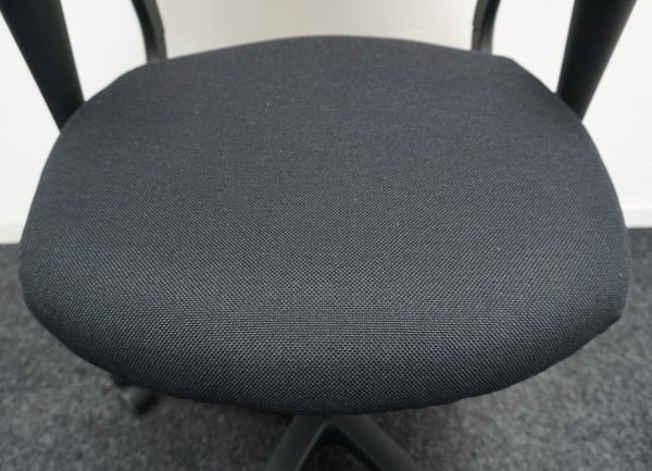 Ahrend 220 Juoda Biuro Kėdė Su 3D Porankiais, Švedija