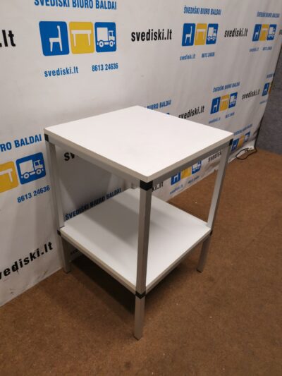 Baltas Stalas Su Aliuminio Kojomis Ir Lentyna, Švedija