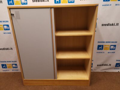 Martela Rakinama Spintelė Su Šviesiai Pilkomis Stumdomomis Durimis, Švedija