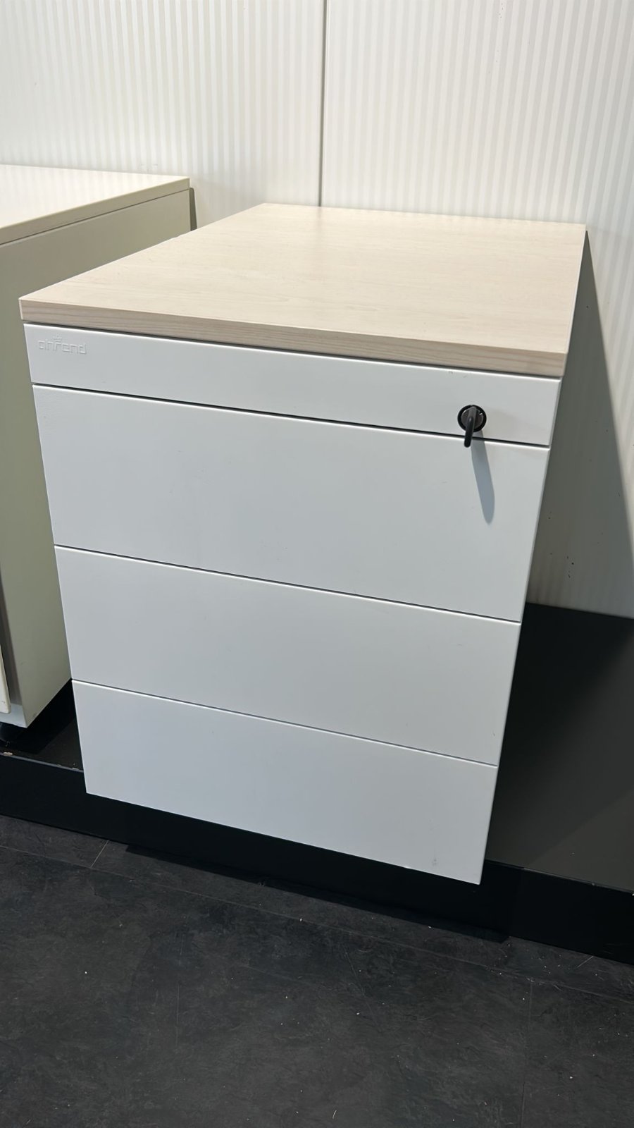 Baltas 4 Stalčių Blokas, Švedija