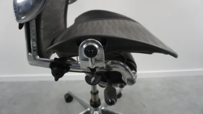 Herman Miller Aeron B Dydžio Grafito Biuro Kėdė Su Chromo Rėmu Ir Porankiais, Vokietija