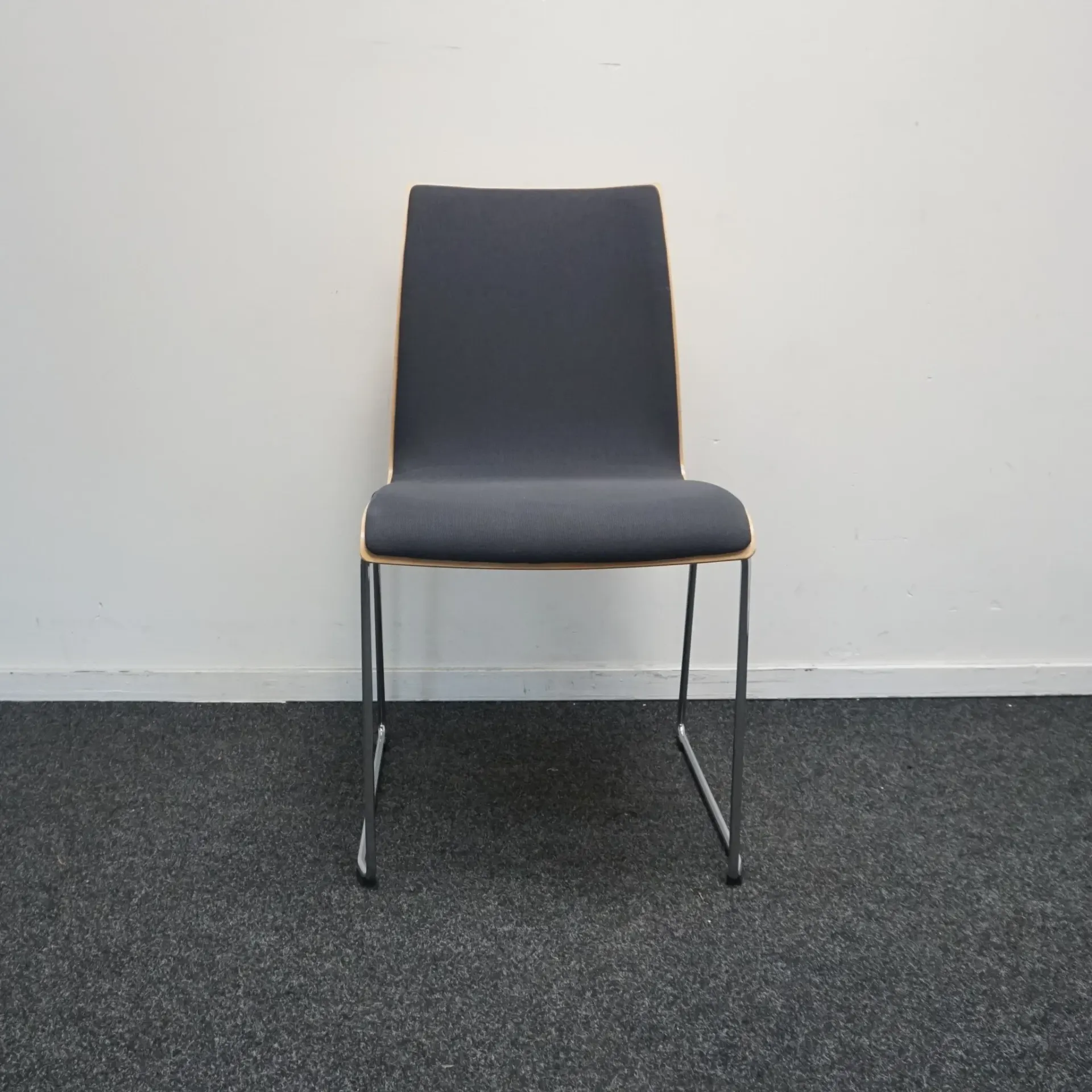 Brunner Tamsiai Pilka Su Fanera Lankytojo Kėdė, Švedija